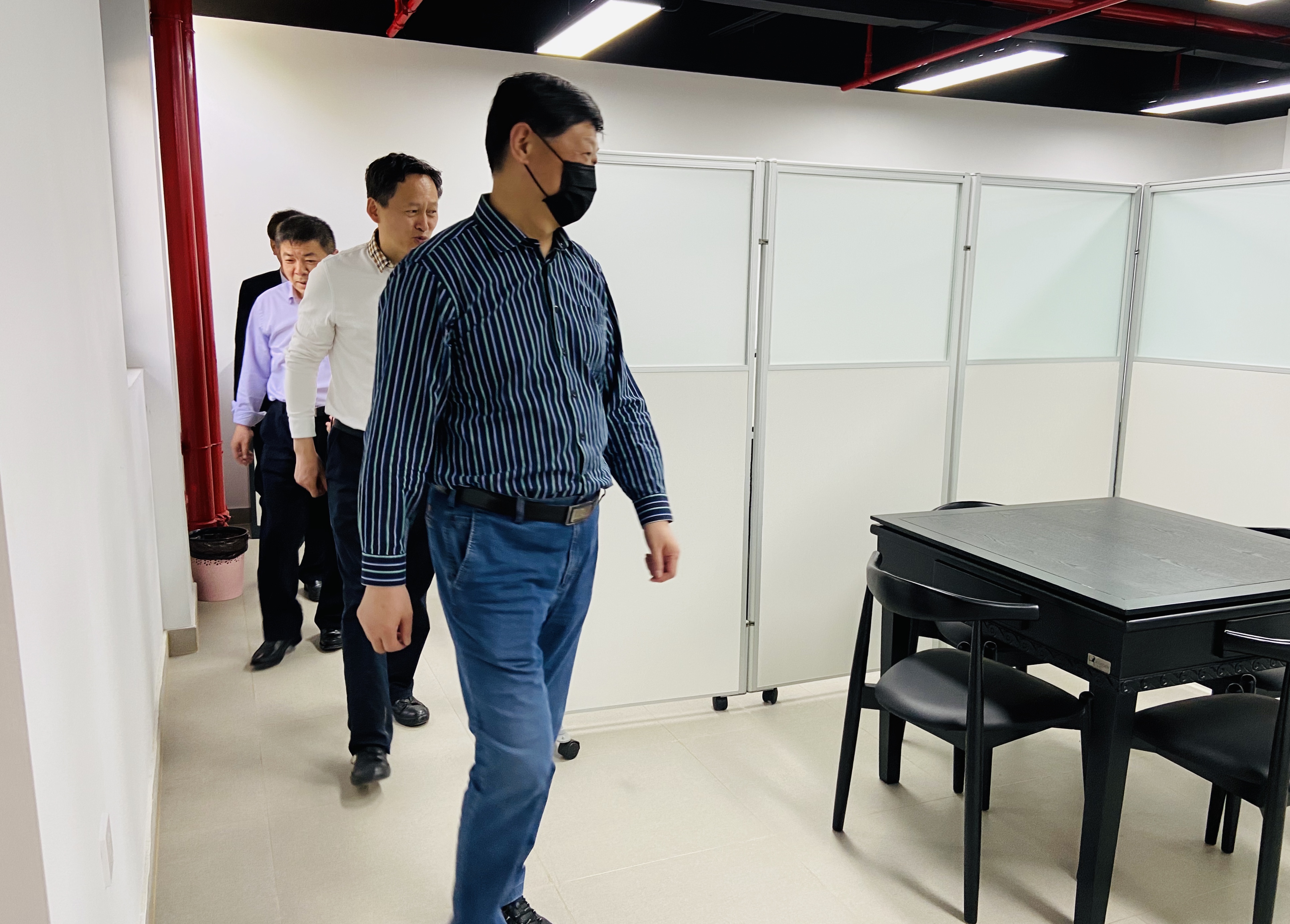 胡书记一行视察棋牌室